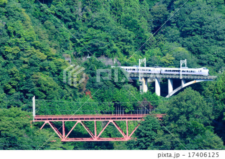 中央本線四方津の大呼戸橋梁を渡るE351系スーパーあずさ号 中央本線四方津の大呼戸橋梁を渡るE351系スーパーあずさ号 17406125