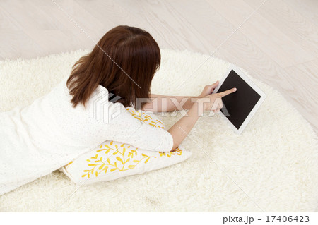 タブレット・若い女性 17406423