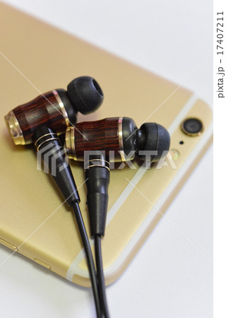 イヤフォンとスマホ 17407211
