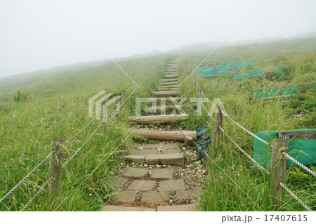 神奈川県観光スポット・箱根駒ヶ岳山頂への階段・横位置 17407615