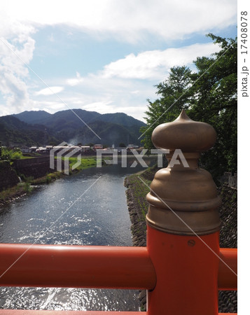 飛騨古川の荒城川に架かる朱塗りの橋と飛騨の山々 17408078