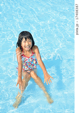 プールで遊ぶ女の子の写真素材