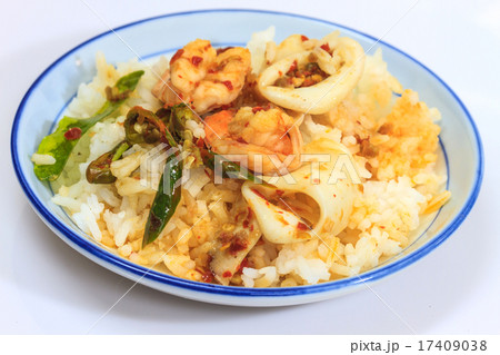 Squid and shrimp fried with chili paste 17409038