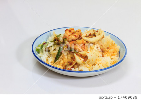 Squid and shrimp fried with chili paste 17409039