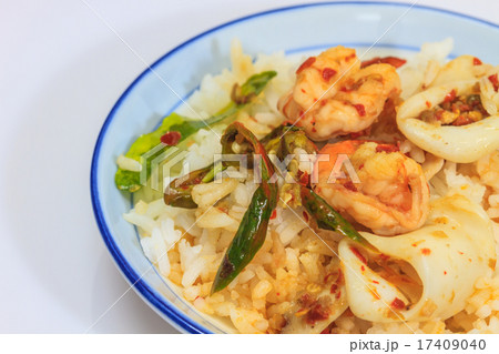 Squid and shrimp fried with chili paste 17409040