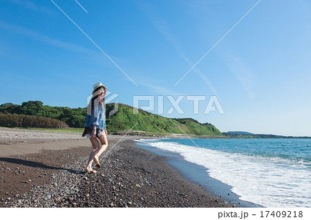 海岸を走る女性 海岸を走る女性 17409218