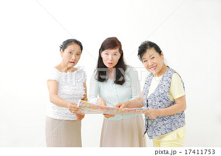 チラシを見る主婦 17411753