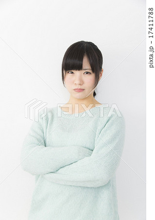 腕組みをして怒る若い女性の写真素材