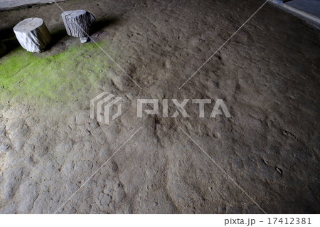 古民家の土の土間　農家の土の土間 17412381