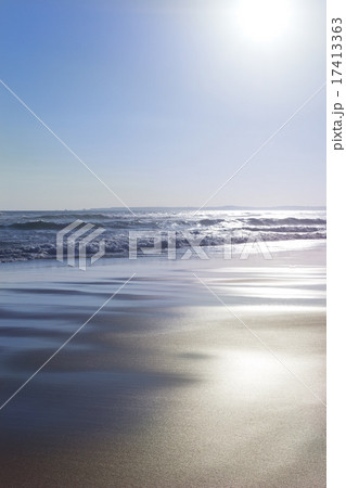 海と砂浜 17413363