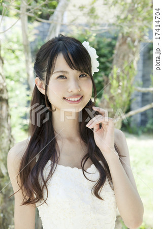 中庭でウェディングドレス姿の若い女性 中庭でウェディングドレス姿の若い女性 17414704