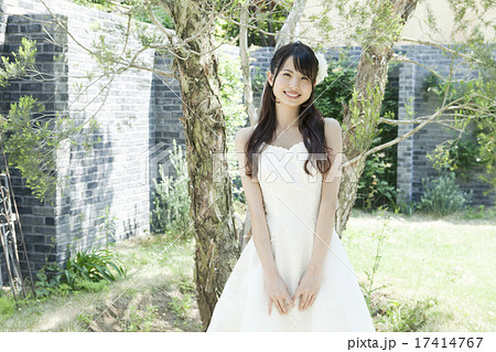 中庭でウェディングドレス姿の若い女性 中庭でウェディングドレス姿の若い女性 17414767