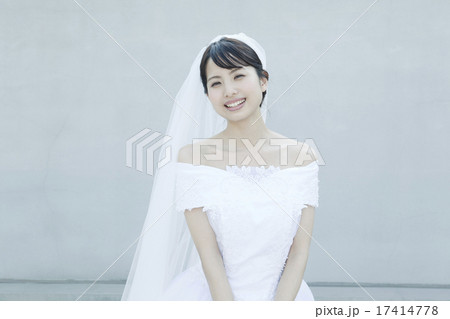 ベールをつけたウェディングドレス姿の若い女性 ベールをつけたウェディングドレス姿の若い女性 17414778