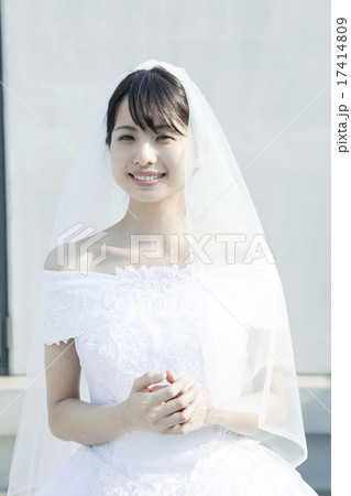 ベールをつけたウェディングドレス姿の若い女性 ベールをつけたウェディングドレス姿の若い女性 17414809