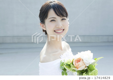 ブーケを持ったウェディングドレス姿の若い女性 ブーケを持ったウェディングドレス姿の若い女性 17414829