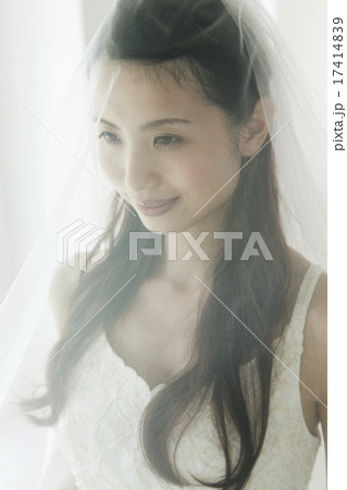 ベールをかけたウェディングドレス姿の若い女性 ベールをかけたウェディングドレス姿の若い女性 17414839