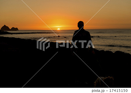 People silhouette with sun at horizon, sunset People silhouette with sun at horizon, sunset 17415150