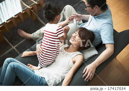 家で過ごすファミリー 17417034