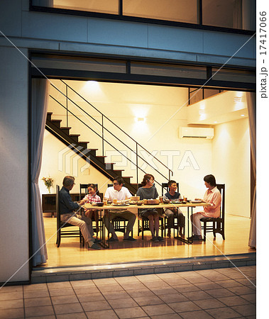 家族団らんで食事 家族団らんで食事 17417066