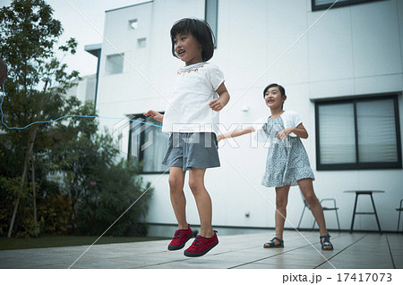 家で過ごすファミリー 17417073