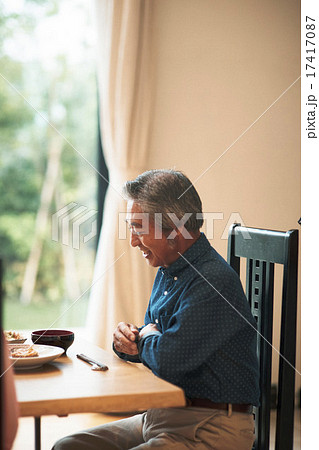 家族団らんで食事 17417087