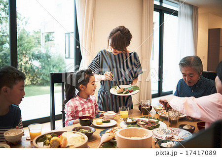 家族団らんで食事 17417089