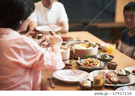 家族団らんで食事の写真素材