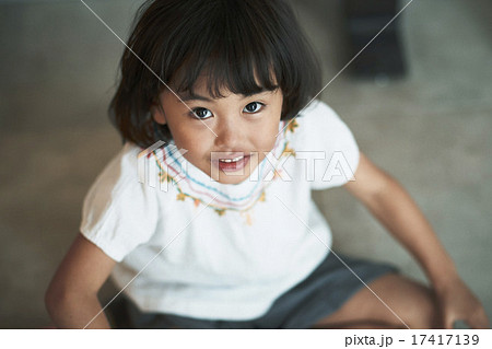 家で遊ぶ子供 17417139