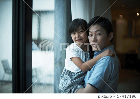 家で過ごすファミリー 17417196