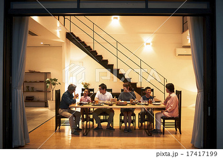 家族団らんで食事 17417199