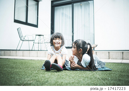 家で過ごすファミリー 17417223
