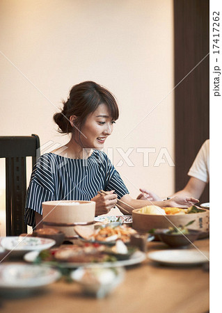 家族団らんで食事 17417262
