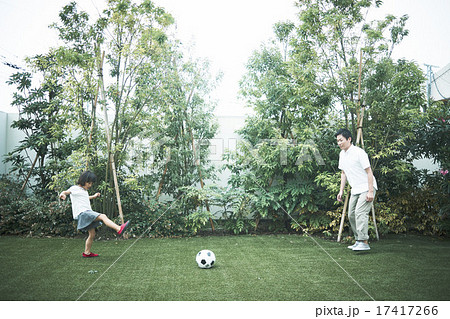 家で過ごすファミリー 17417266