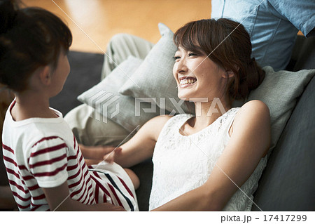 家で過ごすファミリー 17417299