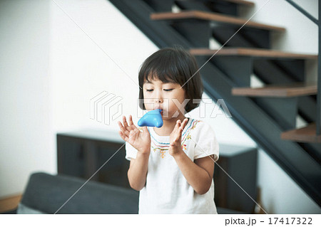 家で遊ぶ子供の写真素材 [17417322] - PIXTA