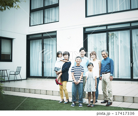 家で過ごすファミリー 17417336