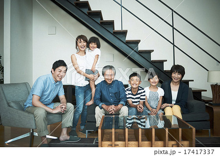 家で過ごすファミリー 17417337