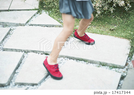 家で遊ぶ子供 17417344