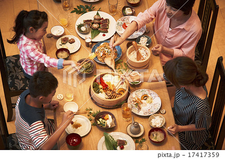 家族団らんで食事の写真素材