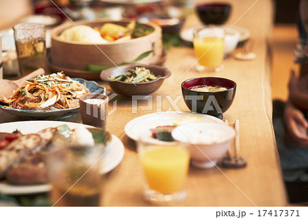 家族団らんで食事 家族団らんで食事 17417371