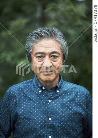 青いシャツのシニア男性 青いシャツのシニア男性 17417379