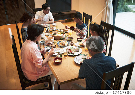 家族団らんで食事 17417386