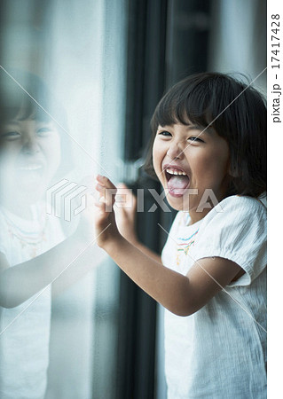 家で遊ぶ子供の写真素材 家で遊ぶ子供の写真素材