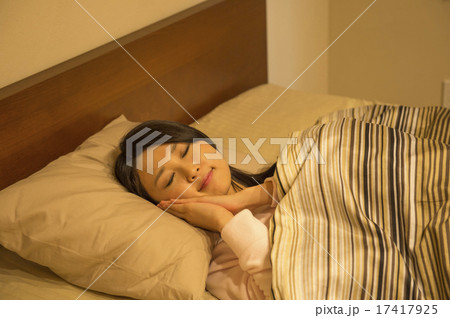 ベッドで眠っている女性 ベッドで眠っている女性 17417925
