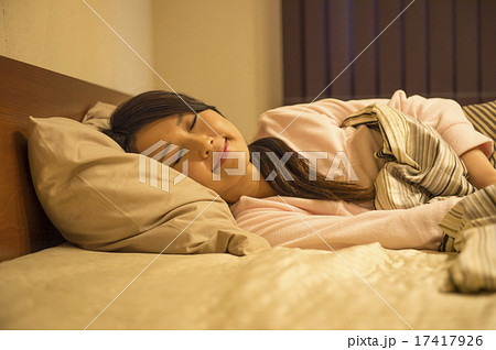 ベッドで眠っている女性 ベッドで眠っている女性 17417926