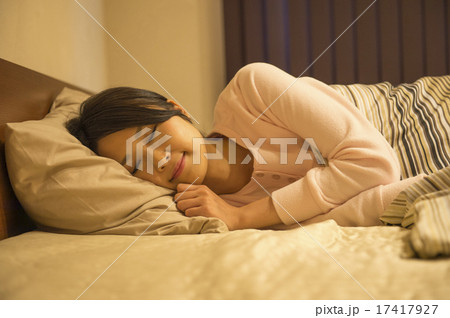 ベッドで眠っている女性 ベッドで眠っている女性 17417927