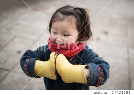 長靴を手に付けた女の子 長靴を手に付けた女の子 17421191
