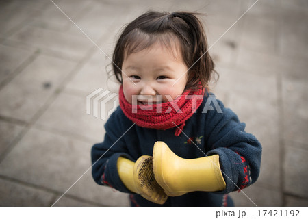 長靴を手に付けた女の子 長靴を手に付けた女の子 17421192