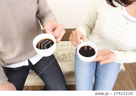 カップルとコーヒー 俯瞰 顔なし の写真素材