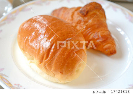 おいしいバターロールとクロワッサン 17421318